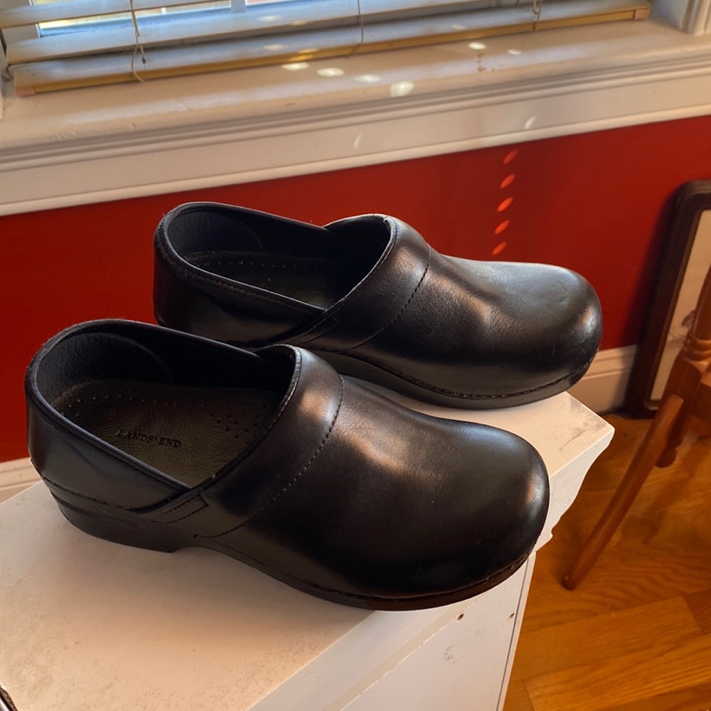 Women’s Lands End black professional leather clogs size 8